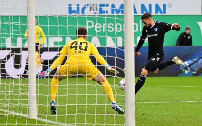 09 12 2023 Soccer Season 2023 2024 2 Soccer Bundesliga 16 Matchday SpVgg Greuther Fürth Kleeblatt 1 FC Magdeburg FCM Sportfoto Zink MeZi xmexzix DFL regulations prohibit any use of photographs as image sequences and or quasi video only for editorial use Luc Castaignos 9, FC Magdeburg, right against Jonas Urbig 40, SpVgg Greuther Fürth