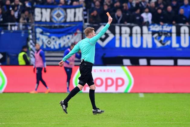 Soccer I Men I 2 Bundesliga l Hamburger SV SC Paderborn 07 I Matchday 16 I Season 2023 2024 I HSV I 09 12 2023 I Dingert Christian Referee shows Bilbija Filip SCPaderborn07 the red card in the night , Sportplatz Volksparkstadion, Stellingen Hamburg Germany