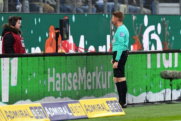 Soccer I Men I 2 Bundesliga l Hamburger SV SC Paderborn 07 I Matchday 16 I Season 2023 2024 I HSV I 09 12 2023 I Dingert Christian Referee looks at the video evidence on the monitor and subsequently shows Muheim the red card , Volksparkstadion sports ground, Stellingen Hamburg Germany
