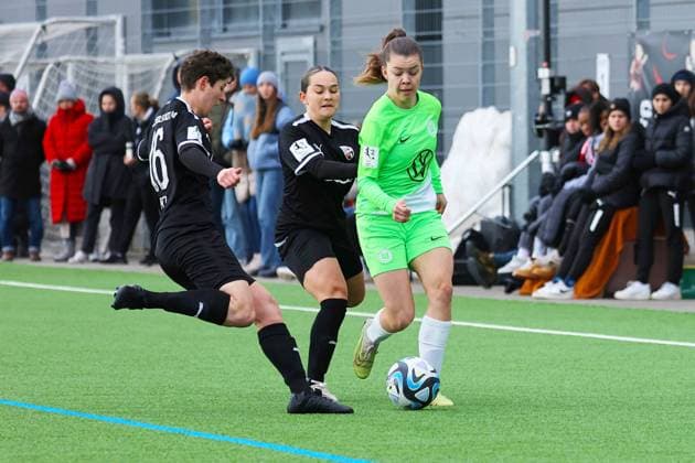 Ingolstadt, Germany 10 September 2023 2 BL Women 2023 2024 FC Ingolstadt 04 vs VfL Wolfsburg II In the picture from left in a duel Anna Petz FC Ingolstadt 04 and Franziska Libske VfL Wolfsburg II MTV Stadion Bayern Copyright: xFotostandx xSchaeferx