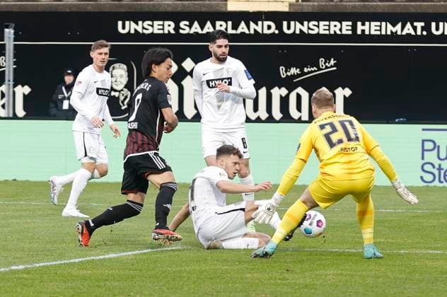 10 12 2023 Soccer Season 2023 2024 2 Soccer Bundesliga 16 Matchday SV Elversberg 1 FC Nürnberg FCN Club Sportfoto Zink DaMa xdaxmax DFL regulations prohibit any use of photographs as image sequences and or quasi video only for editorial use Daichi Hayashi 9, 1 FC Nürnberg FCN Robin Fellhauer 14, SV Elversberg Nicolas Kristof 20, SV Elversberg