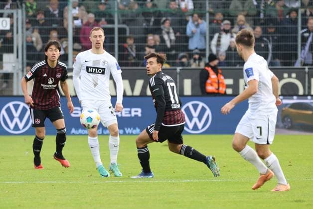 10 12 2023, Football, Men, 2 Bundesliga, Season 2023 2024, SV 07 Elversberg 1 FC Nürnberg, Maurice Neubauer SV 07 Elversberg , Manuel Feil SV 07 Elversberg , Jens Castrop 1 FC Nürnberg , Daichi Hayashi 1 FC Nürnberg Elversberg Ursapharm Arena an der Kaiserlinde Saarland Germany EN
