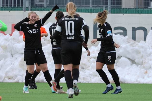 Ingolstadt, Germany 10 September 2023 2 BL Women 2023 2024 FC Ingolstadt 04 vs VfL Wolfsburg II In the picture from left goal scorer Nina Penzkofer FC Ingolstadt 04 cheers after her goal to 1 0 with her teammates, MTV Stadion Bayern Copyright: xFotostandx xSchaeferx