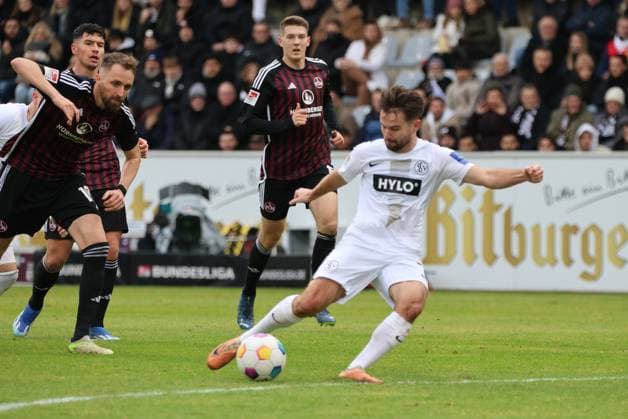 10 12 2023, Football, Men, 2 Bundesliga, Season 2023 2024, SV 07 Elversberg 1 FC Nürnberg, Manuel Feil SV 07 Elversberg , Florian Hübner 1 FC Nürnberg , Florian Flick 1 FC Nürnberg Elversberg Ursapharm Arena an der Kaiserlinde Saarland Germany EN
