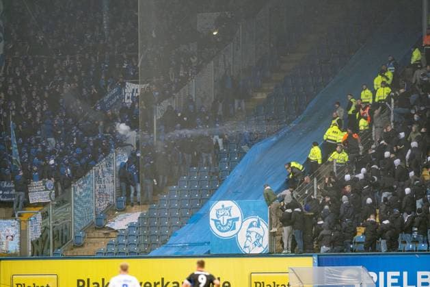 Rostock, Germany 10 December 2023 2 BL 2023 2024 FC Hansa Rostock vs FC Schalke 04 In the picture In the picture Interruption of the match, Schalke fans have opened a fence and are on confrontation with the fans of Hansa Rostock In between the police and stewards DFL regulations prohibit any use of photographs as image sequences and or quasi video Copyright: xFotostandx xVoelkerx