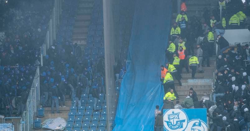 10 12 2023, GER, Men, Football, 2 Soccer Bundesliga, 2 FBL, Season 2023 2024, Matchday 16, FC Hansa Rostock FC Schalke 04 Supporters of FC Schalke 04 on the left stream out of their fan block and try to get into the fan block of Hansa Rostock on the right Rostock Ostseestadion Mecklenburg Vorpommern Germany
