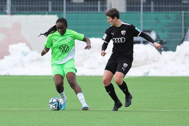 Ingolstadt, Germany 10 September 2023 2 BL Women 2023 2024 FC Ingolstadt 04 vs VfL Wolfsburg II In the picture from left in a duel Mira Arouna VfL Wolfsburg II and Anna Petz FC Ingolstadt 04 MTV Stadion Bayern Copyright: xFotostandx xSchaeferx