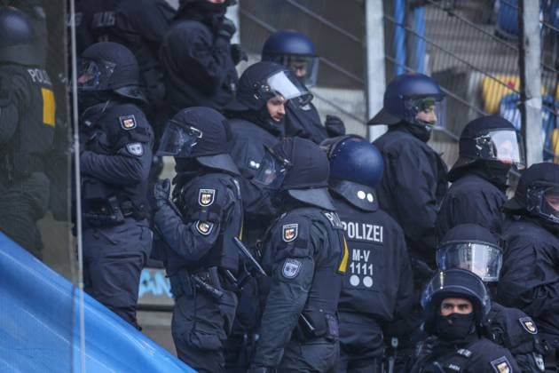 10 12 2023, Football, 2 Bundesliga, Matchday 16, Season 2023 2024, FC Hansa Rostock FC Schalke 04, The police secure the block between the fans of FC Hansa Rostock and FC Schalke 04 Rostock Ostseestadion Mecklenburg Vorpommern Germany xRHR PHOTO TRx Copyright: RHR-FOTOx RHR-FOTO TR