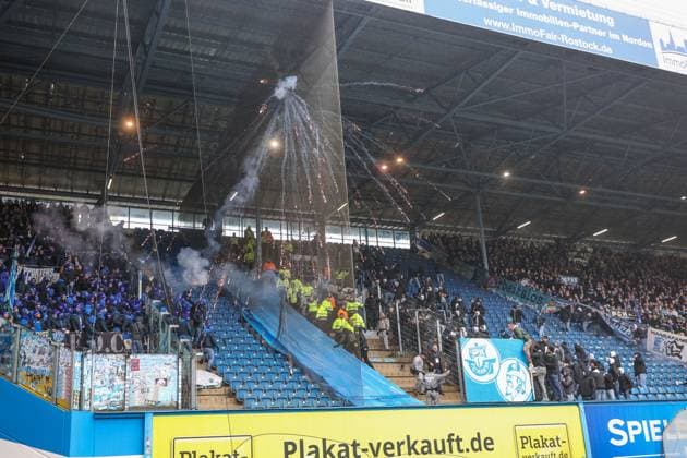 10 12 2023, Football, 2 Bundesliga, Matchday 16, Season 2023 2024, FC Hansa Rostock FC Schalke 04, Fans of both teams clash, leading to a suspension of the match Rostock Ostseestadion Mecklenburg Vorpommern Germany xRHR PHOTO TRx Copyright: RHR-FOTOx RHR-FOTO TR