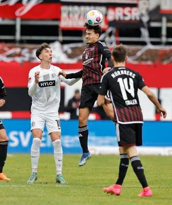10 12 2023 Soccer season 2023 2024 2 Soccer Bundesliga 16 Matchday SV Elversberg 1 FC Nürnberg FCN Club Sportfoto Zink DaMa xdaxmax DFL regulations prohibit any use of photographs as image sequences and or quasi video only for editorial use Jannik Rochelt 10, SV Elversberg Jens Castrop 17, 1 FC Nürnberg FCN Benjamin Goller 14, 1 FC Nürnberg FCN