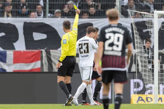 Germany, Spiesen Elversberg, 10 12 2023, Waldstadion Kaiserlinde, SV Elversberg vs FC Nürnberg 2 Bundesliga, Matchday 16, Referee Robert Hartmann shows Carlo Sickinger SV 07 Elversberg the yellow card Spiesen Elversberg URSAPHARM Arena an der Kaiserlinde Saarland Germany eu-images-542
