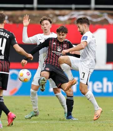 10 12 2023 Soccer season 2023 2024 2 Soccer Bundesliga 16 Matchday SV Elversberg 1 FC Nürnberg FCN Club Sportfoto Zink DaMa xdaxmax DFL regulations prohibit any use of photographs as image sequences and or quasi video only for editorial use Jannik Rochelt 10, SV Elversberg Jens Castrop 17, 1 FC Nürnberg FCN Manuel Feil 7, SV Elversberg