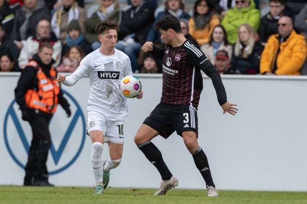 Germany, Spiesen Elversberg, 10 12 2023, Waldstadion Kaiserlinde, SV Elversberg vs FC Nürnberg 2 Bundesliga, Matchday 16, Jannik Rochelt SV 07 Elversberg and Ahmet Guerleyen 1 FC Nuernberg battle for the ball Spiesen Elversberg URSAPHARM Arena an der Kaiserlinde Saarland Germany eu-images-542