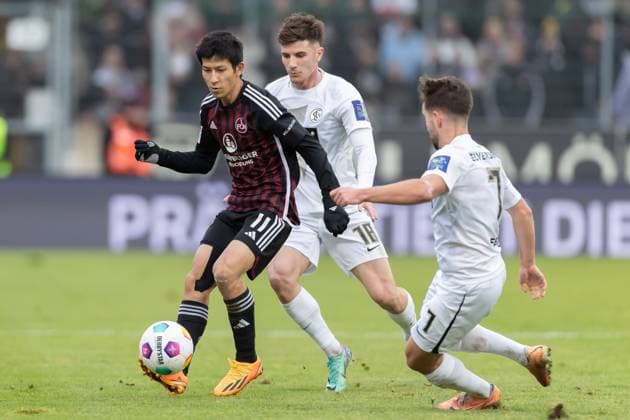 Germany, Spiesen Elversberg, 10 12 2023, Waldstadion Kaiserlinde, SV Elversberg vs FC Nürnberg 2 Bundesliga, Matchday 16, Kanji Okunuki 1 FC Nuernberg , Hugo Vandermersch SV 07 Elversberg and Manuel Feil SV 07 Elversberg battle for the ball Spiesen Elversberg URSAPHARM Arena an der Kaiserlinde Saarland Germany eu-images-542