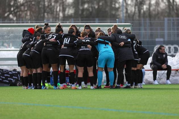 Ingolstadt, Germany 10 September 2023 2 BL Women 2023 2024 FC Ingolstadt 04 vs VfL Wolfsburg II In the picture The players of FC Ingolstadt form a team circle to close ranks MTV Stadion Bayern Copyright: xFotostandx xSchaeferx