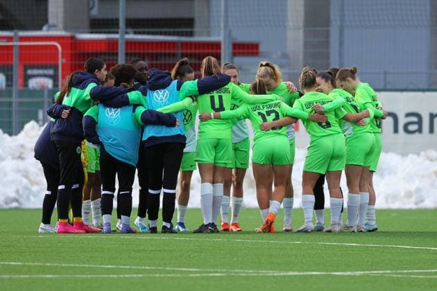 Ingolstadt, Germany 10 September 2023 2 BL Women 2023 2024 FC Ingolstadt 04 vs VfL Wolfsburg II In the picture The players from VfL Wolfsburg II form a team circle to close ranks MTV Stadion Bayern Copyright: xFotostandx xSchaeferx