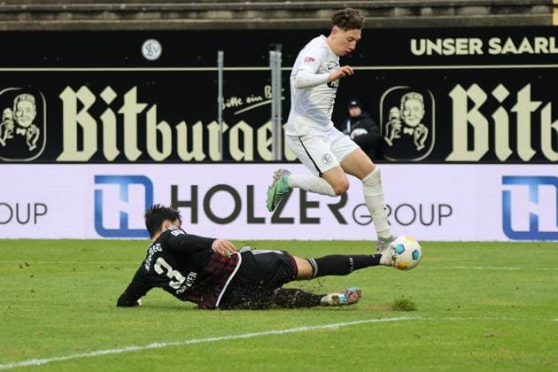 10 12 2023, Football, Men, 2 Bundesliga, Season 2023 2024, SV 07 Elversberg 1 FC Nürnberg, Jannik Rochelt SV 07 Elversberg , Ahmet Gürleyen 1 FC Nürnberg Elversberg Ursapharm Arena an der Kaiserlinde Saarland Germany EN