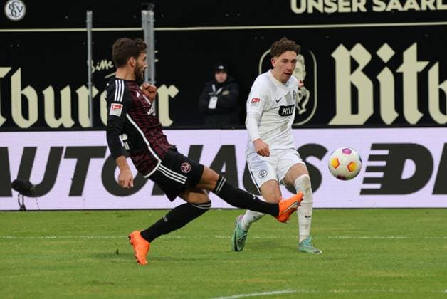 10 12 2023, Football, Men, 2 Bundesliga, Season 2023 2024, SV 07 Elversberg 1 FC Nürnberg, Jannik Rochelt SV 07 Elversberg , Enrico Valentini 1 FC Nürnberg Elversberg Ursapharm Arena an der Kaiserlinde Saarland Germany EN