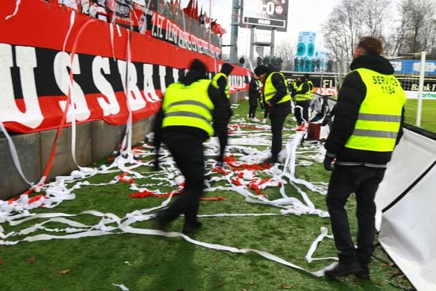 10 12 2023, xmohx, Fußball 2 Bundesliga, SV Elversberg 1 FC Nürnberg emspor, v l Ordner räumen das Klohpapier der Nürnberg Fans aus dem Weg DFL DFB REGULATIONS PROHIBIT ANY USE OF PHOTOGRAPHS AS IMAGE SEQUENCES AND OR QUASI VIDEO Elversberg
