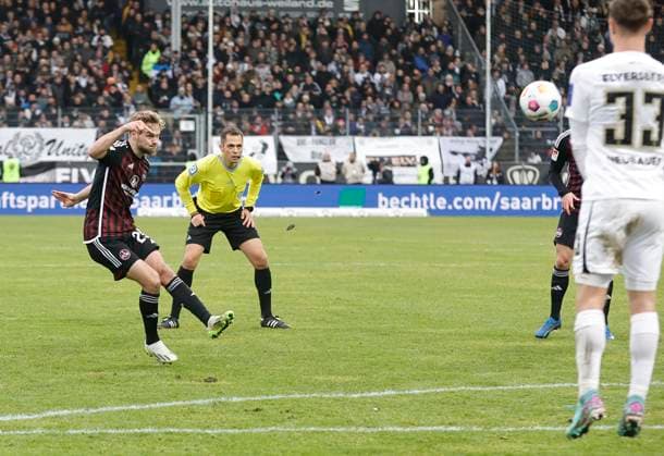 10 12 2023 Soccer Season 2023 2024 2 Soccer Bundesliga 16 Matchday SV Elversberg 1 FC Nürnberg FCN Club Sportfoto Zink DaMa xdaxmax DFL regulations prohibit any use of photographs as image sequences and or quasi video only for editorial use Tim Handwerker 29, 1 FC Nürnberg FCN with free kick goal shot