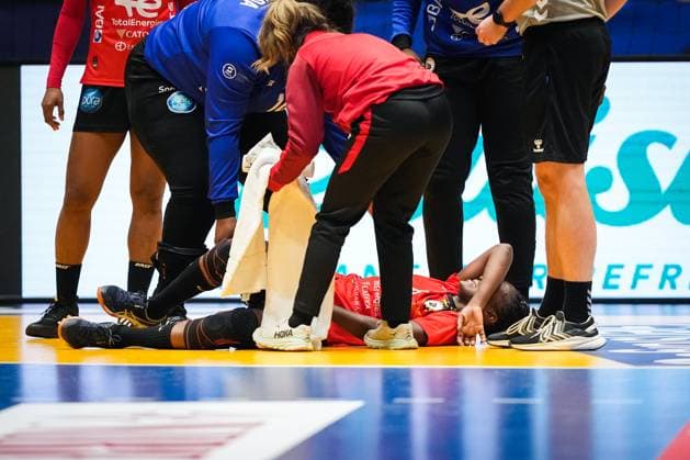 Handball-VM kvinner Norge 2023: Angola - Sor-Korea Trondheim 20231210. Angolas Juliana Jose Machado ligger nede etter skade under VM-kampen i hovedrunden mellom Angola og Sor-Korea i Trondheim Spektrum. Foto: Beate Oma Dahle NTB Trondheim Norge EDITORIAL USE ONLY. RESTRICTED USE FOR BETTING COMPANIES Ref:_SPOE1gto5VJjC0.jpg  Copyright: xBeatexOmaxDahlex xNTBx