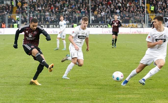 10 12 2023 Soccer Season 2023 2024 2 Soccer Bundesliga 16 Matchday SV Elversberg 1 FC Nürnberg FCN Club Sportfoto Zink DaMa xdaxmax DFL regulations prohibit any use of photographs as image sequences and or quasi video only for editorial use Jan Gyamerah 28, 1 FC Nürnberg FCN flankt Flanke