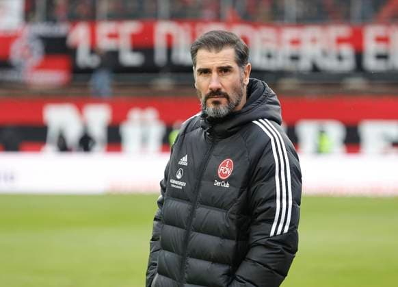 10 12 2023 Soccer season 2023 2024 2 Soccer Bundesliga 16 Matchday SV Elversberg 1 FC Nürnberg FCN Club Sportfoto Zink DaMa xdaxmax DFL regulations prohibit any use of photographs as image sequences and or quasi video only for editorial use Cristian Fiel Trainer 1 FC Nürnberg FCN nachdenklich