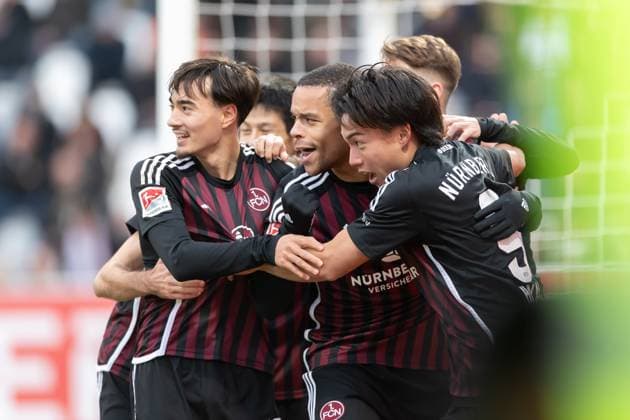 Germany, Spiesen Elversberg, 10 12 2023, Waldstadion Kaiserlinde, SV Elversberg vs FC Nürnberg 2 Bundesliga, 16 Spieltag, Daichi Hayashi 1 FC Nuernberg celebrates after scoring his team s first goal with teammates Spiesen Elversberg URSAPHARM Arena an der Kaiserlinde Saarland Germany eu-images-542