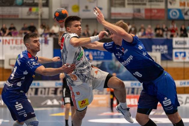Renars Uscins TSV Hannover Burgdorf, 10 wins against Filip Vistorop HBW Balingen Weilstetten, 04 and Daniel Ingason HBW Balingen Weilstetten, 10 GER, HBW Balingen Weilstetten vs TSV Hannover Burgdorf, Handball, Liqui Moly HBL, Handball Bundesliga, 16 Matchday, Season 2023 2024, 7 12 2023 GER, HBW Balingen Weilstetten vs TSV Hannover Burgdorf, Handball, Liqui Moly HBL, Handball Bundesliga, 16 Matchday, Season 2023 2024, 7 12 2023 Balingen Copyright: xEibnerxPressefotox xOliverxSchmix EP_OST