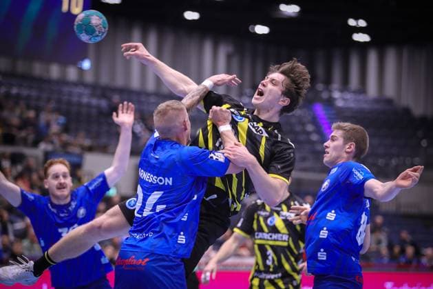 Bilder des Jahres 2023, Sport 12 Dezember Sport Themen der Woche KW49 Sport Bilder des Tages 10.12.2023, Handball, Düsseldorf, Mitsubishi Electric Halle, Liqui Moly Handball Bundesliga, Spieltag 16, Saison 2023 2024, Bergischer HC - TVB Stuttgart: Fynn Nicolaus (TVB Stuttgart) wird von Linus Arnesson (Bergischer HC) und Tim Nothdurft (Bergischer HC) festgemacht NRW Deutschland *** 10 12 2023, Handball, Düsseldorf, Mitsubishi Electric Halle, Liqui Moly Handball Bundesliga, Matchday 16, Season 2023 2024, Bergischer HC TVB Stuttgart Fynn Nicolaus TVB Stuttgart is tied down by Linus Arnesson Bergischer HC and Tim Nothdurft Bergischer HC NRW Germany