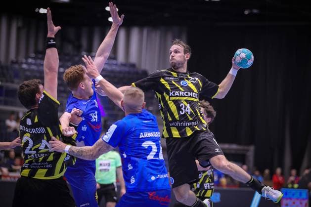 10 12 2023, Handball, Düsseldorf, Mitsubishi Electric Halle, Liqui Moly Handball Bundesliga, Matchday 16, Season 2023 2024, Bergischer HC TVB Stuttgart Kai Häfner TVB Stuttgart throws the ball over the defense of Lukas Stutzke Bergischer HC and Linus Arnesson Bergischer HC NRW Germany