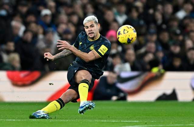 Tottenham V Newcastle United, Premier League Bruno Guimaraes (Newcastle) slips as he passes during the Tottenham V Newcastle United Premier League match at the Tottenham Hotspur Stadium. London The Tottenham Hotspur Stadium UK Copyright: xMartinxDaltonx 0373387545st