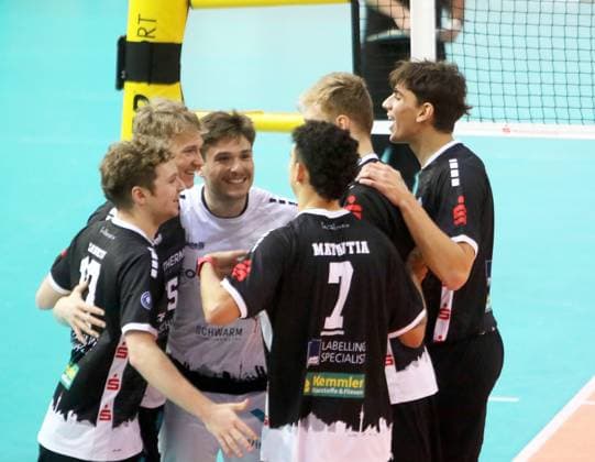 Hachinger joy after point win, He Bundesliga 23 24, TSV Haching Muenchen vs Energiequelle Netzhoppers Koenigs Wusterhausen, Geothermie Arena Unterhaching, 10 12 23, Copyright: WolfgangxFehrmann