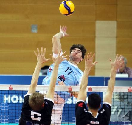 in the middle Jannes WIESNER KWh , He Bundesliga 23 24, TSV Haching Muenchen vs Energiequelle Netzhoppers Koenigs Wusterhausen, Geothermie Arena Unterhaching, 10 12 23, Copyright: WolfgangxFehrmann