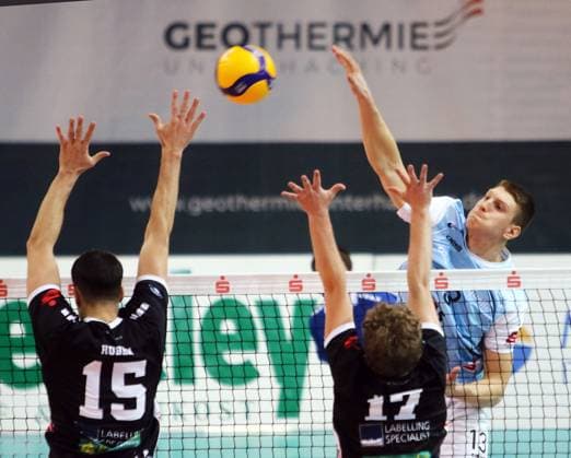 right Charlie PETERS KWh , He Bundesliga 23 24, TSV Haching Muenchen vs Energiequelle Netzhoppers Koenigs Wusterhausen, Geothermie Arena Unterhaching, 10 12 23, Copyright: WolfgangxFehrmann