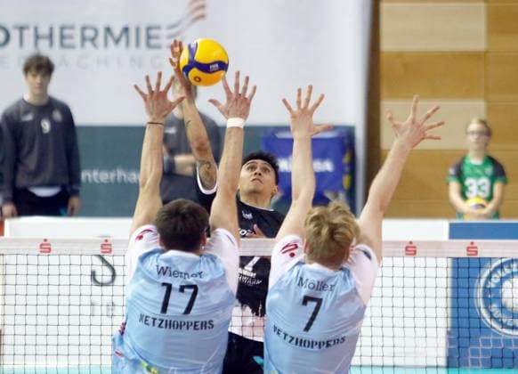 in the center Austin MATAUTIA Haching , He Bundesliga 23 24, TSV Haching Muenchen vs Energiequelle Netzhoppers Koenigs Wusterhausen, Geothermie Arena Unterhaching, 10 12 23, Copyright: WolfgangxFehrmann
