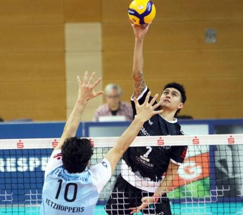 from left Jonas ENGELMANN KWh PL , Austin MATAUTIA Haching , He Bundesliga 23 24, TSV Haching Muenchen vs Energiequelle Netzhoppers Koenigs Wusterhausen, Geothermie Arena Unterhaching, 10 12 23, Copyright: WolfgangxFehrmann