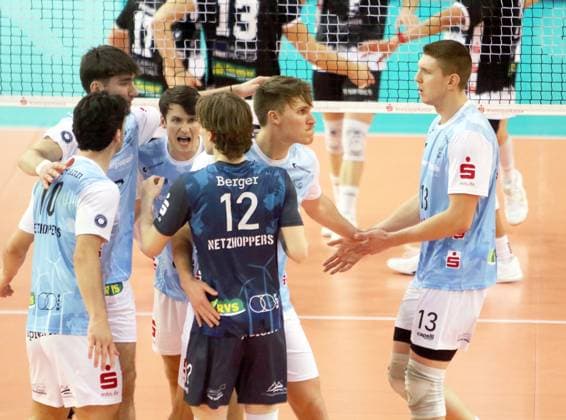 Freue KWh after point win, He Bundesliga 23 24, TSV Haching Muenchen vs Energiequelle Netzhoppers Koenigs Wusterhausen, Geothermie Arena Unterhaching, 10 12 23, Copyright: WolfgangxFehrmann