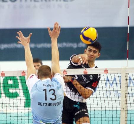 right Austin MATAUTIA Haching , He Bundesliga 23 24, TSV Haching Muenchen vs Energiequelle Netzhoppers Koenigs Wusterhausen, Geothermie Arena Unterhaching, 10 12 23, Copyright: WolfgangxFehrmann