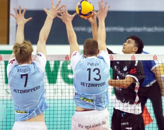 right Austin MATAUTIA Haching , He Bundesliga 23 24, TSV Haching Muenchen vs Energiequelle Netzhoppers Koenigs Wusterhausen, Geothermie Arena Unterhaching, 10 12 23, Copyright: WolfgangxFehrmann