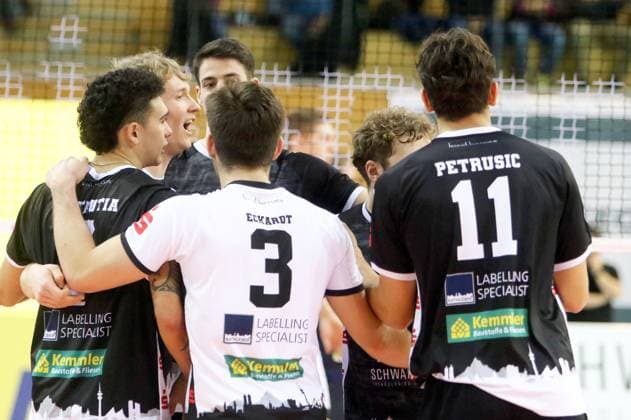 Hachinger joy after point win, He Bundesliga 23 24, TSV Haching Muenchen vs Energiequelle Netzhoppers Koenigs Wusterhausen, Geothermie Arena Unterhaching, 10 12 23, Copyright: WolfgangxFehrmann