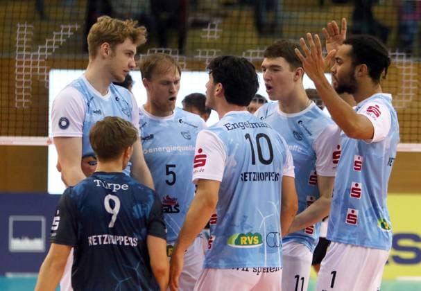 Team KoenigsWusterhausen cheers, He Bundesliga 23 24, TSV Haching Muenchen vs Energiequelle Netzhoppers Koenigs Wusterhausen, Geothermie Arena Unterhaching, 10 12 23, Copyright: WolfgangxFehrmann