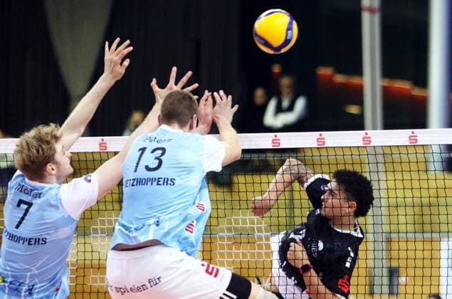 from left Carl MOELLER KWh , Charlie PETERS KWh , Austin MATAUTIA Haching , He Bundesliga 23 24, TSV Haching Muenchen vs Energiequelle Netzhoppers Koenigs Wusterhausen, Geothermie Arena Unterhaching, 10 12 23, Copyright: WolfgangxFehrmann