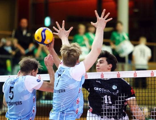 from left Daniel HAEHNERT KWh ,Carl MOELLER KWh , Juro PETRUSIC Haching , He Bundesliga 23 24, TSV Haching Muenchen vs Energiequelle Netzhoppers Koenigs Wusterhausen, Geothermie Arena Unterhaching, 10 12 23, Copyright: WolfgangxFehrmann