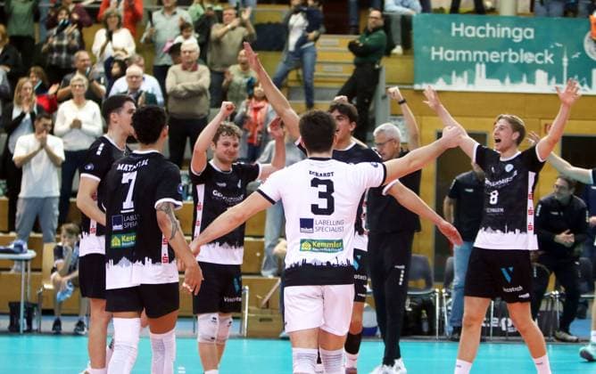 Hachinger joy after the victory, He Bundesliga 23 24, TSV Haching Muenchen vs Energiequelle Netzhoppers Koenigs Wusterhausen, Geothermie Arena Unterhaching, 10 12 23, Copyright: WolfgangxFehrmann