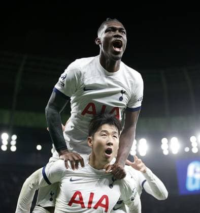 Bilder des Jahres 2023, Sport 12 Dezember Sport Themen der Woche KW49 Sport Bilder des Tages Son Heung-Min celebrates scoring the 4th Tottenham goal from the penalty spot with Yves Bissouma Tottenham Hotspur v Newcastle United, Premier League, Tottenham Hotspur Stadium, Tottenham, London, UK - 10 12 2023 EDITORIAL USE ONLY No use with unauthorised audio, video, data, fixture lists (outside the EU), club league logos or live services. Online in-match use limited to 45 images (+15 in extra time). No use to emulate moving images. No use in betting, games or  Copyright: xMattxImpey Shutterstockx 14252038ah