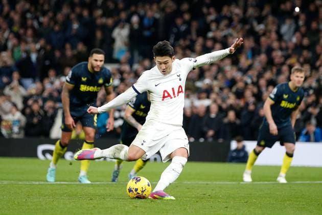 Son Heung-Min scores the 4th Tottenham goal from the penalty spot Tottenham Hotspur v Newcastle United, Premier League, Tottenham Hotspur Stadium, Tottenham, London, UK - 10 12 2023 EDITORIAL USE ONLY No use with unauthorised audio, video, data, fixture lists (outside the EU), club league logos or live services. Online in-match use limited to 45 images (+15 in extra time). No use to emulate moving images. No use in betting, games or Copyright: xMattxImpey Shutterstockx 14252038aj