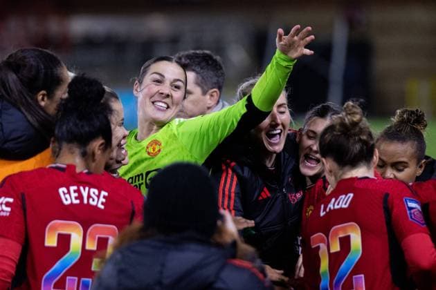 Sport Bilder des Tages London, England, December, 10, 2023 Mary Earps (27 Manchester United, ManU celebrating win with the team after the Womens Super League game between Tottenham Hotspur and Manchester United at Brisbane Road Stadium in London, England (PEDRO PORRU SPP) Copyright: xPEDROxPORRUx xSPPx spp-en-PePo-HE5A4024