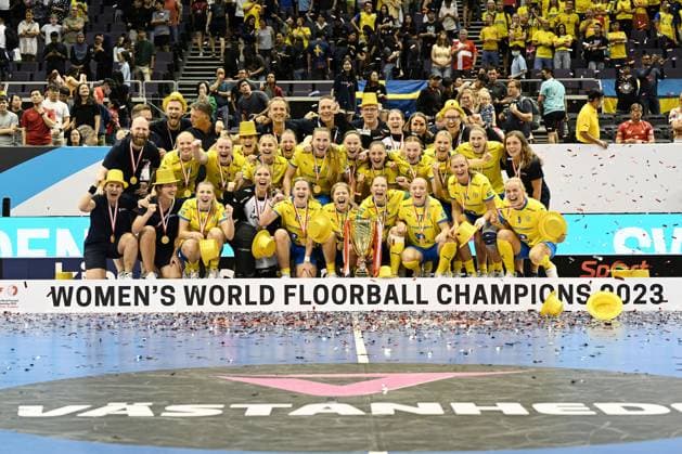 Sport Themen der Woche KW49 Sport Bilder des Tages (231211) -- SINGAPORE, Dec. 11, 2023 -- Players of Sweden celebrate after winning the International Floorball Federation s (IFF) Women s World Floorball Championship (WFC) final match between Sweden and Finland in Singapore on Dec 10, 2023. (Photo by Xinhua) (SP)SINGAPORE-FLOORBALL-IFF WOMEN S WORLD CHAMPIONSHIPS-SWEDEN VS FINLAND ThenxChihxWey 