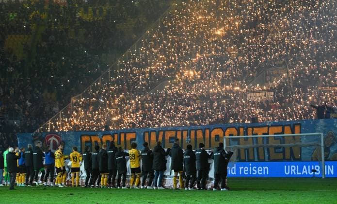 Bilder des Jahres 2023, Sport 12 Dezember Sport Themen der Woche KW49 Sport Bilder des Tages die Dresdner Mannschaft und ihre Fans im K-Block wünschen sich gegenseitig Frohe Weihnachten, 10.12.2023, Fussball, GER, Saison 2023 2024, 3. Liga, Dritte Liga, 18. Spieltag, Rudolf-Harbig-Stadion Dresden, SG Dynamo Dresden - SpVgg Unterhaching, DFB AND DFL REGULATIONS PROHIBIT ANY USE OF PHOTOGRAPHS as IMAGE SEQUENCES and or QUASI-VIDEO, *** the Dresden team and their fans in the K Block wish each other a Merry Christmas, 10 12 2023, Football, GER, Season 2023 2024, 3 Liga, Dritte Liga, 18 Matchday, Rudolf Harbig Stadion Dresden, SG Dynamo Dresden SpVgg Unterhaching, DFB AND DFL REGULATIONS PROHIBIT ANY USE OF PHOTOGRAPHS as IMAGE SEQUENCES and or QUASI VIDEO,